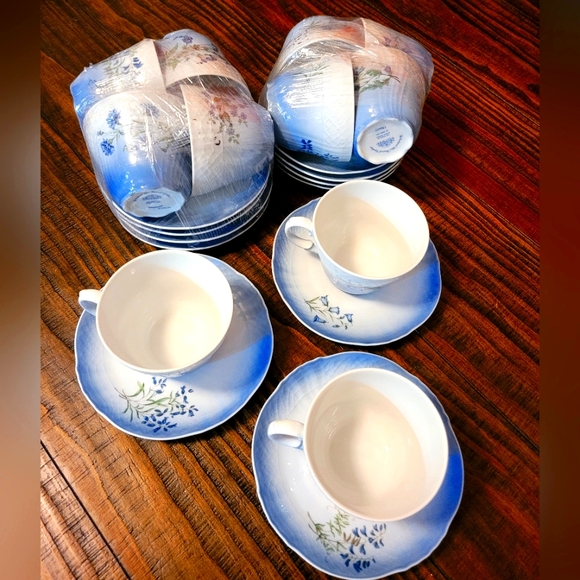 Aston & Westwood | Fine Porcelain | Teacup & Saucer Set| Blue/White w Floral - Picture 4 of 12